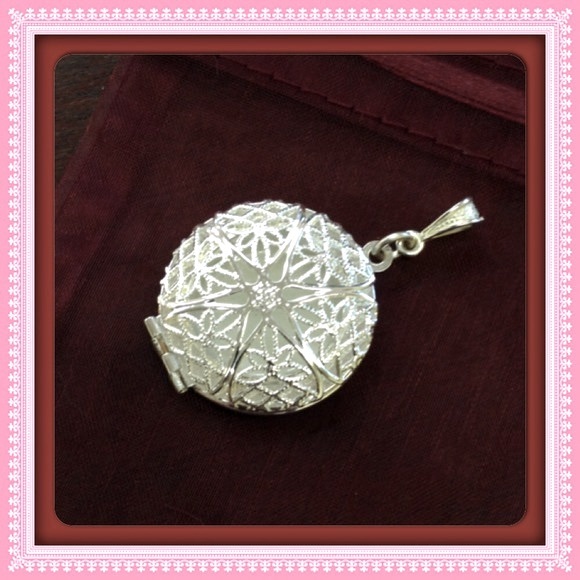 Silver Locket. - Picture 2 of 5